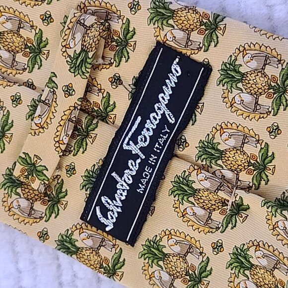 Salvatore Ferragamo Men's Silk Tie Yellow Pineapple Print Made In Italy - Picture 4 of 9